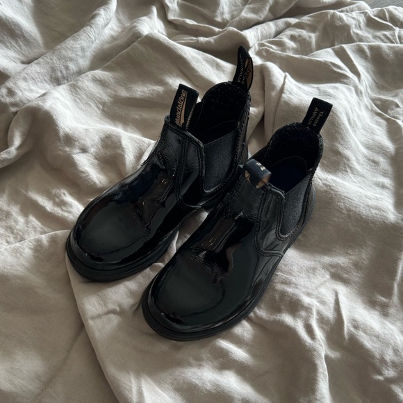 BLUNDSTONE KIDS PATENT BLACK LEATHER - SIZE 1 - Picture 1 of 5